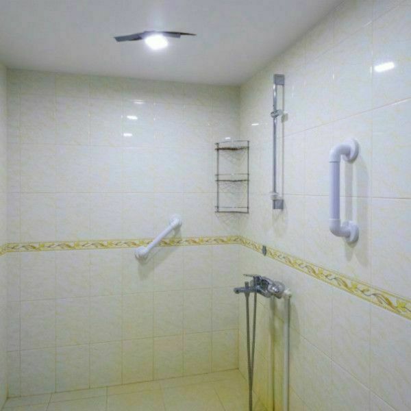 фото - душевая пансионата "Долголетие" снабжённая специальными поручнями для удобства пожилых и престарелых подопечных фото - душевая пансионата "Долголетие" снабжённая специальными поручнями для удобства пожилых и престарелых подопечных