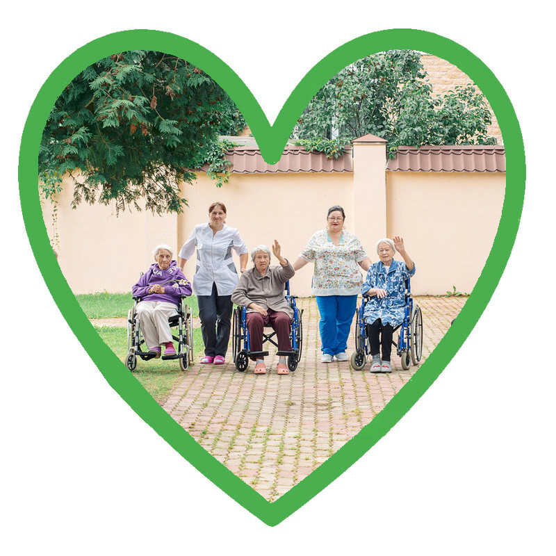 Участок рядом с пансионатом для престарелых людей благоустроена для прогулок и отдыха Участок рядом с пансионатом для престарелых людей благоустроена для прогулок и отдыха